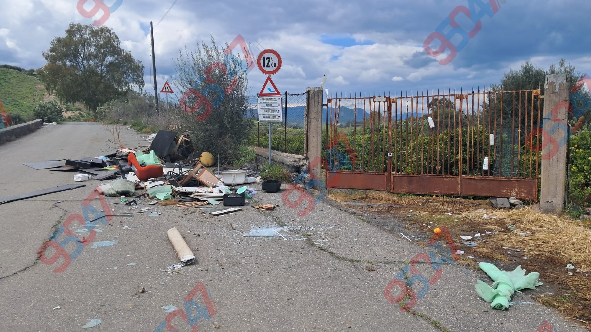 Paternò, rifiuti in carreggiata: discarica abusiva pericolosa vicino al ponte Pietralunga - 