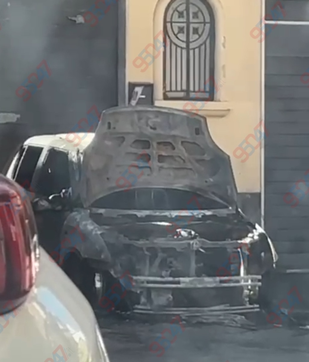 🔥 Paternò, paura nella notte: auto in fiamme in pieno centro  - 