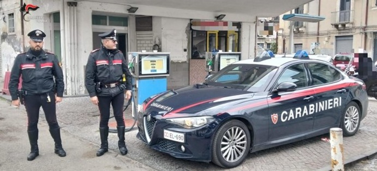 Paternò, rapina a mano armata al distributore: presi due uomini dopo la fuga - 