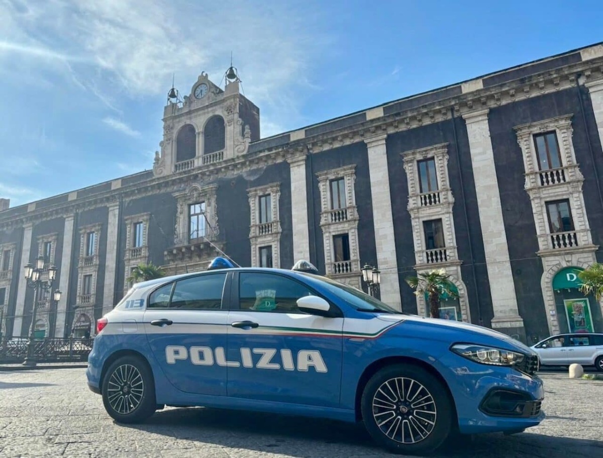 Catania, travolge agente e fugge tra la folla: arrestato 21enne dopo inseguimento in centro - 