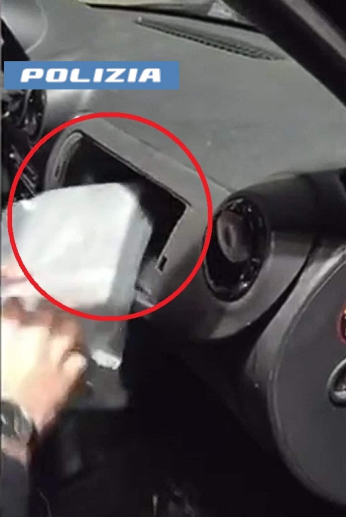 Nascondono 5,3 kg di cocaina nell’auto: scoperti dalla Polizia, in casa droga e contanti per 27mila euro - 