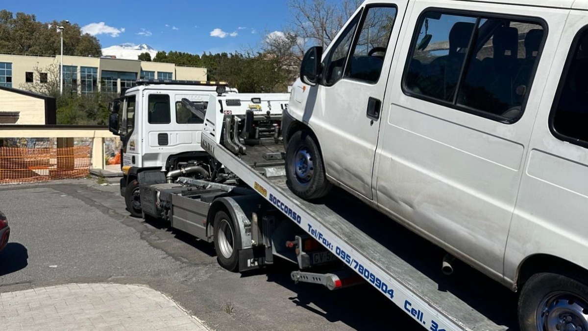 PATERNÓ 10000 EURO DI MULTA A RUMENI E DENUNCE, ACQUA E LUCE GRATIS E MEZZO NON IN REGOLA - 