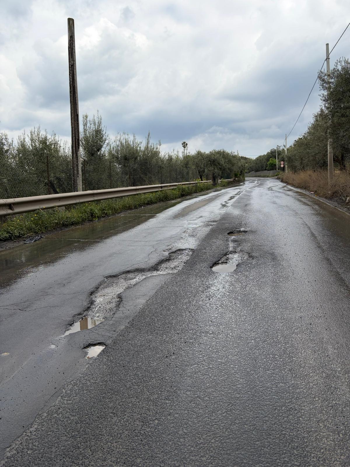 BELPASSO. SP15, allarme sicurezza: buche profonde e acqua sulla strada da settimane - 