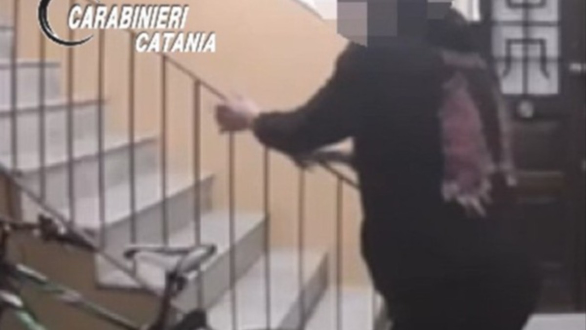 Catania, ruba una bici dal condominio: incastrato dalle telecamere, denunciato 27enne - 