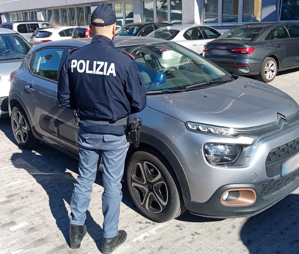 Adrano, gira con lampeggiante per eludere i controlli: fermato dagli agenti - 