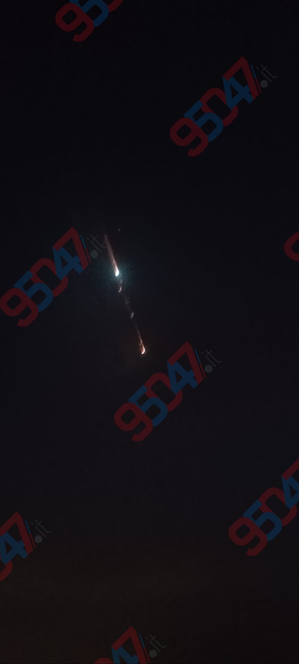 🔴PATERNÒ – Una scia luminosa nei cieli, segnalazioni da tutto il comprensorio: mistero all’alba - 