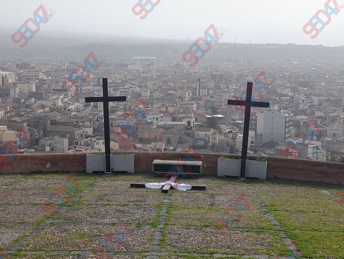 Paternò, crolla la croce sulla scalinata storica: vento sotto accusa, ma resta il dubbio - 