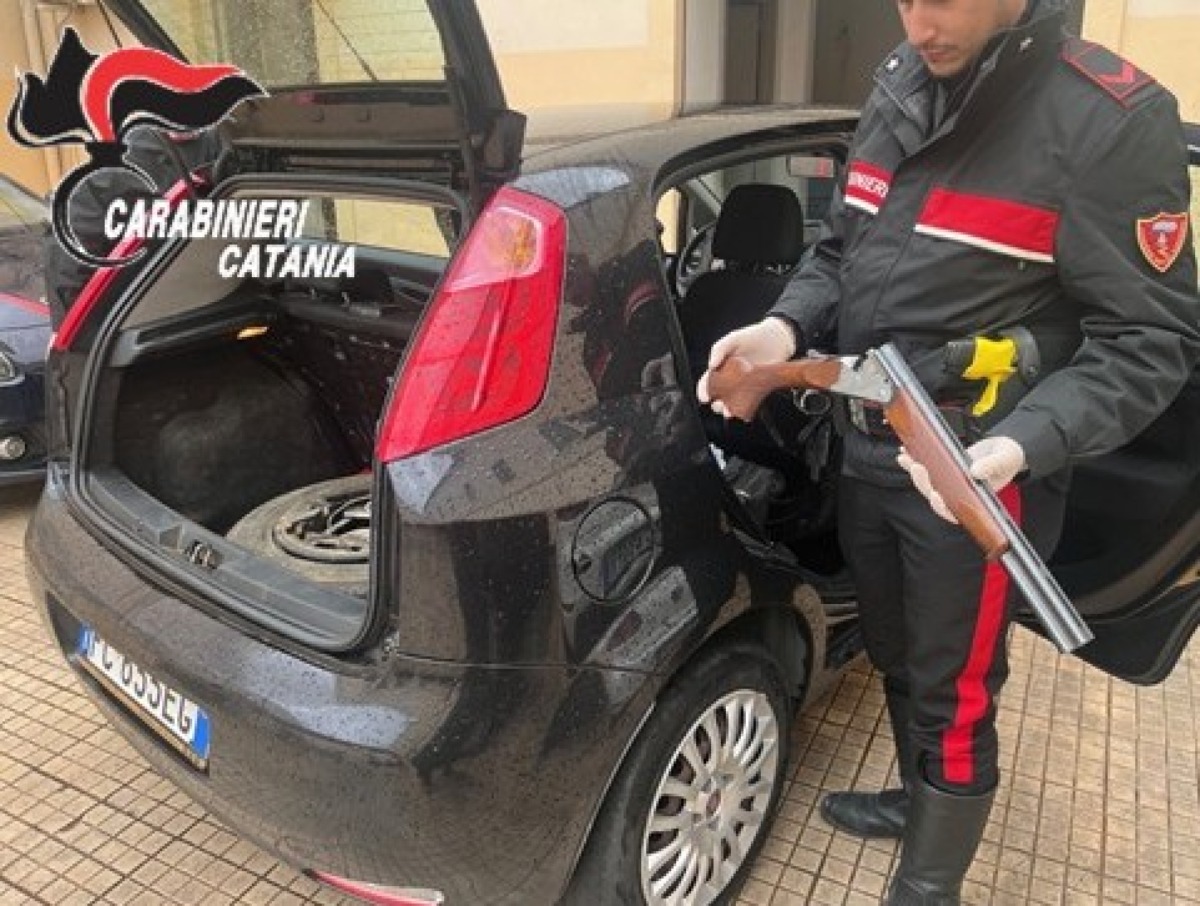 Santa Maria di Licodia, droga e armi tra casa e garage: arrestato 27enne, denunciata anche la nonna - 