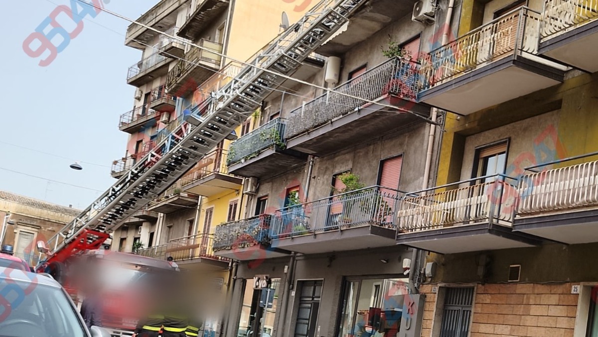 Paternò, balcone pericolante: strada chiusa e traffico deviato, intervento dei Vigili del Fuoco - 