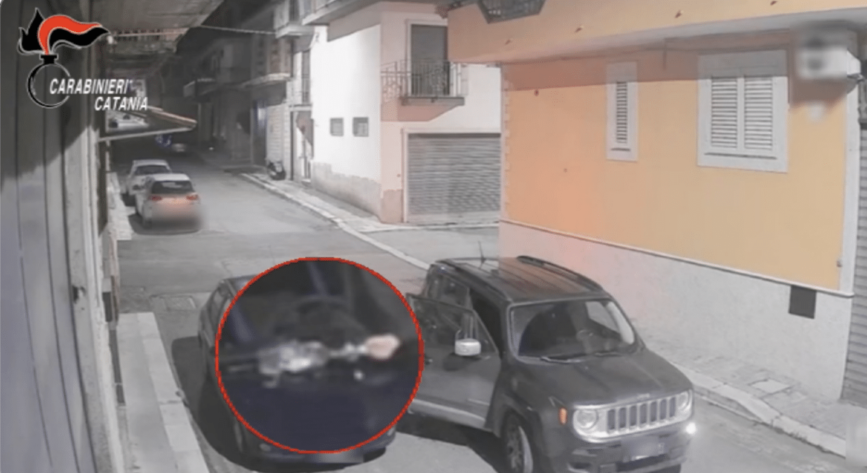 Molotov contro l’auto del rivale: due arresti a Palagonia - 