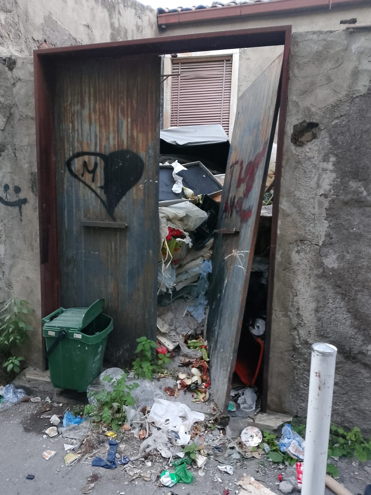 Paternò, casa abbandonata trasformata in discarica: residenti esasperati in via Truglio