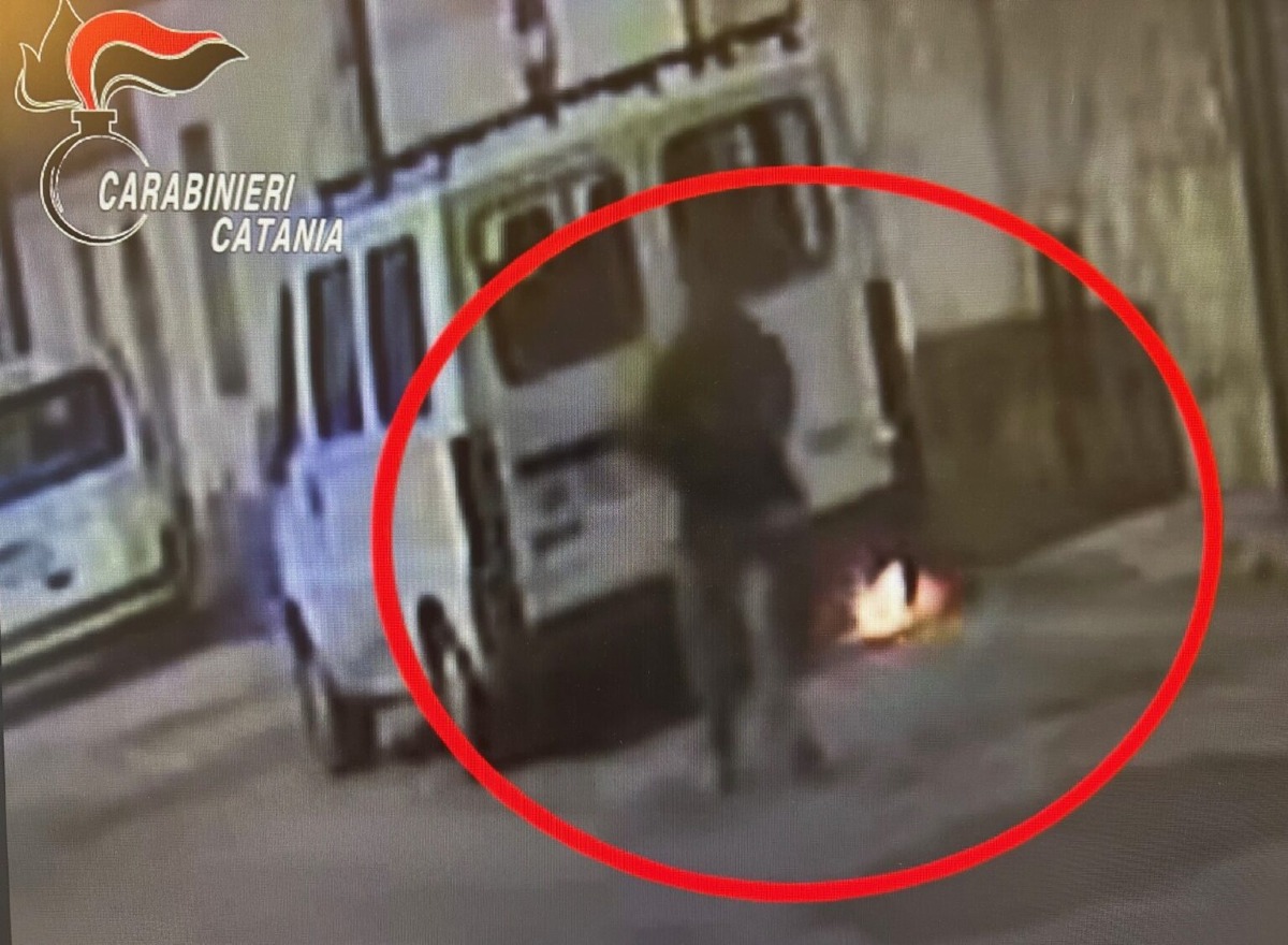 Randazzo, incendia un furgone per il parcheggio: denunciato 53enne - 