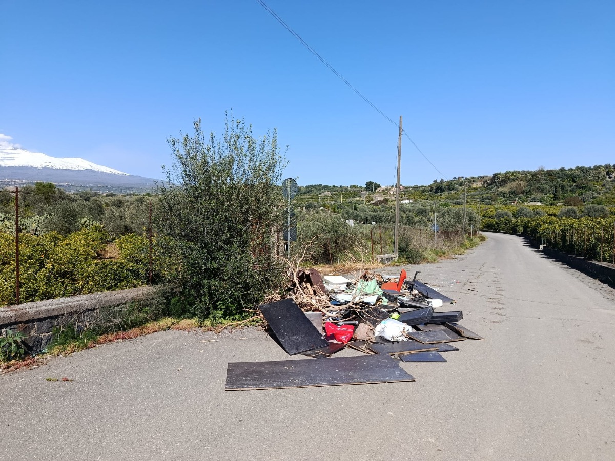 Paternò, rifiuti in strada vicino al ponte Pietralunga: dopo 10 giorni la situazione peggiora
