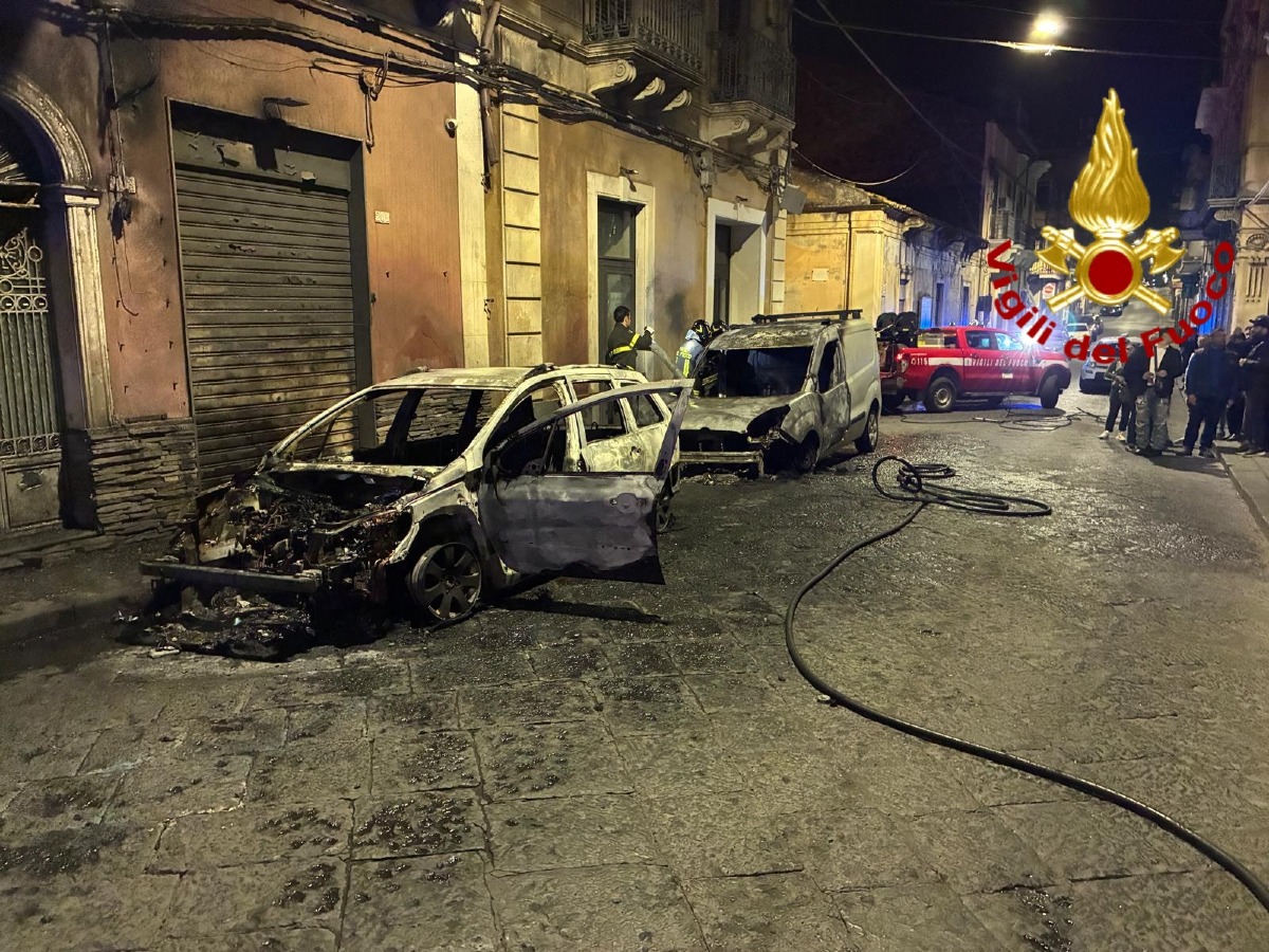 Santa Maria di Licodia, notte di fuoco: 4 auto in fiamme, cause in fase di accertamento - 