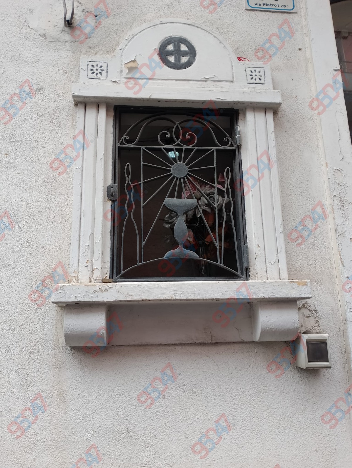 Paternò, rubata la statuetta di Padre Pio: raid in via Pietro Lupo, danneggiata anche la teca - 