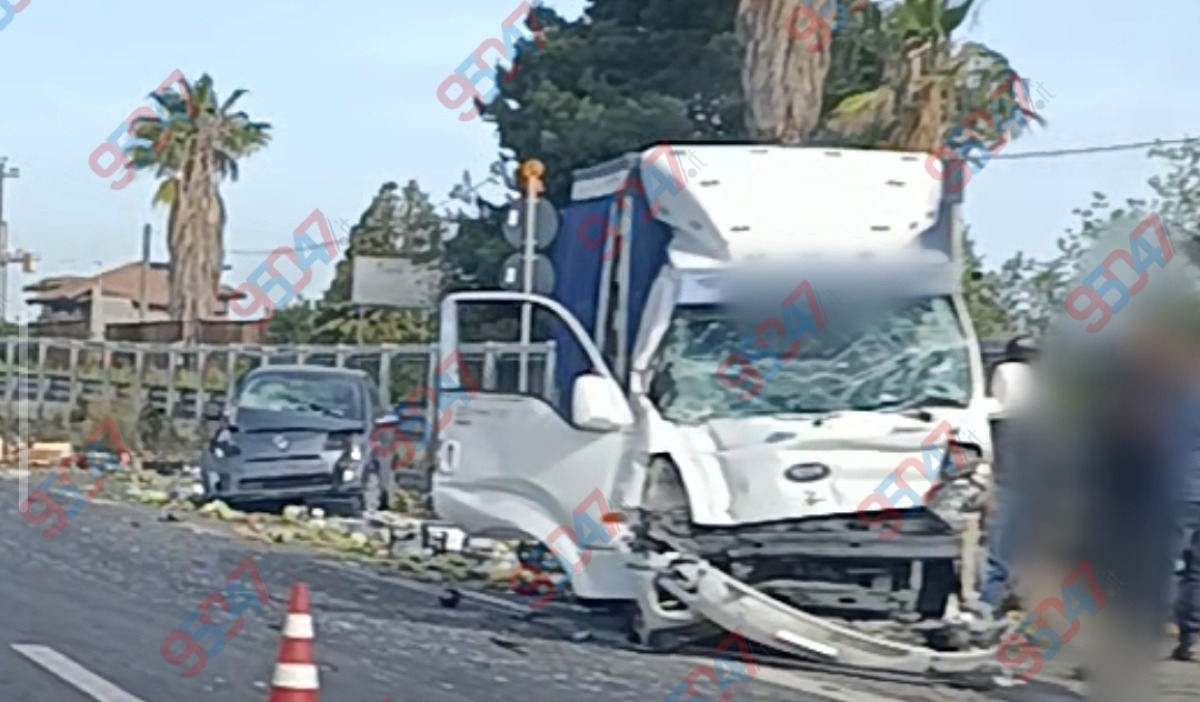 🚨 ULTIM’ORA – Scontro sulla 121: auto e furgone finiscono contromano, traffico rallentato
