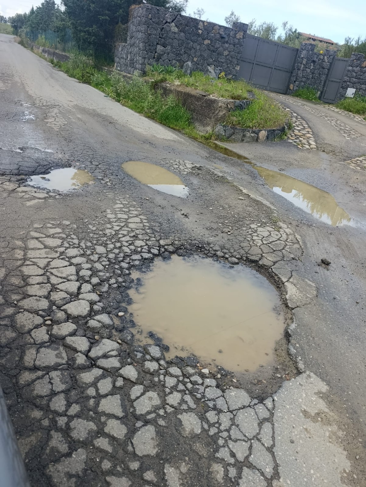 Motta Sant’Anastasia, sopralluogo della Città Metropolitana: interventi su strade provinciali e stop alle discariche abusive - 