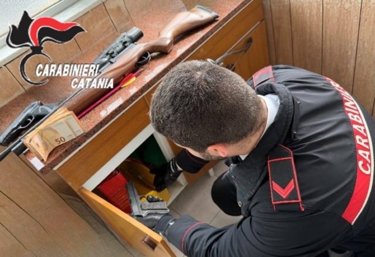 Pedara, droga in casa e tentativo di disfarsene nel wc: arrestata una donna, denunciato il compagno - 