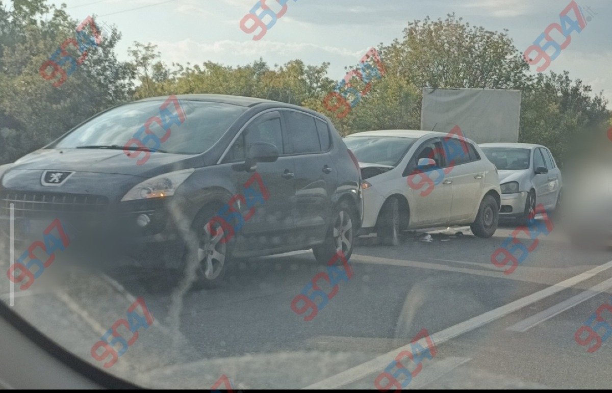 ULTIM’ORA – Tamponamento sulla 284 a Paternò: coinvolte tre auto, traffico regolare - 