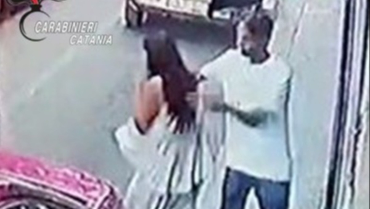 Paternò, due rapine a donne in pochi giorni: arrestato 46enne, finisce in carcere