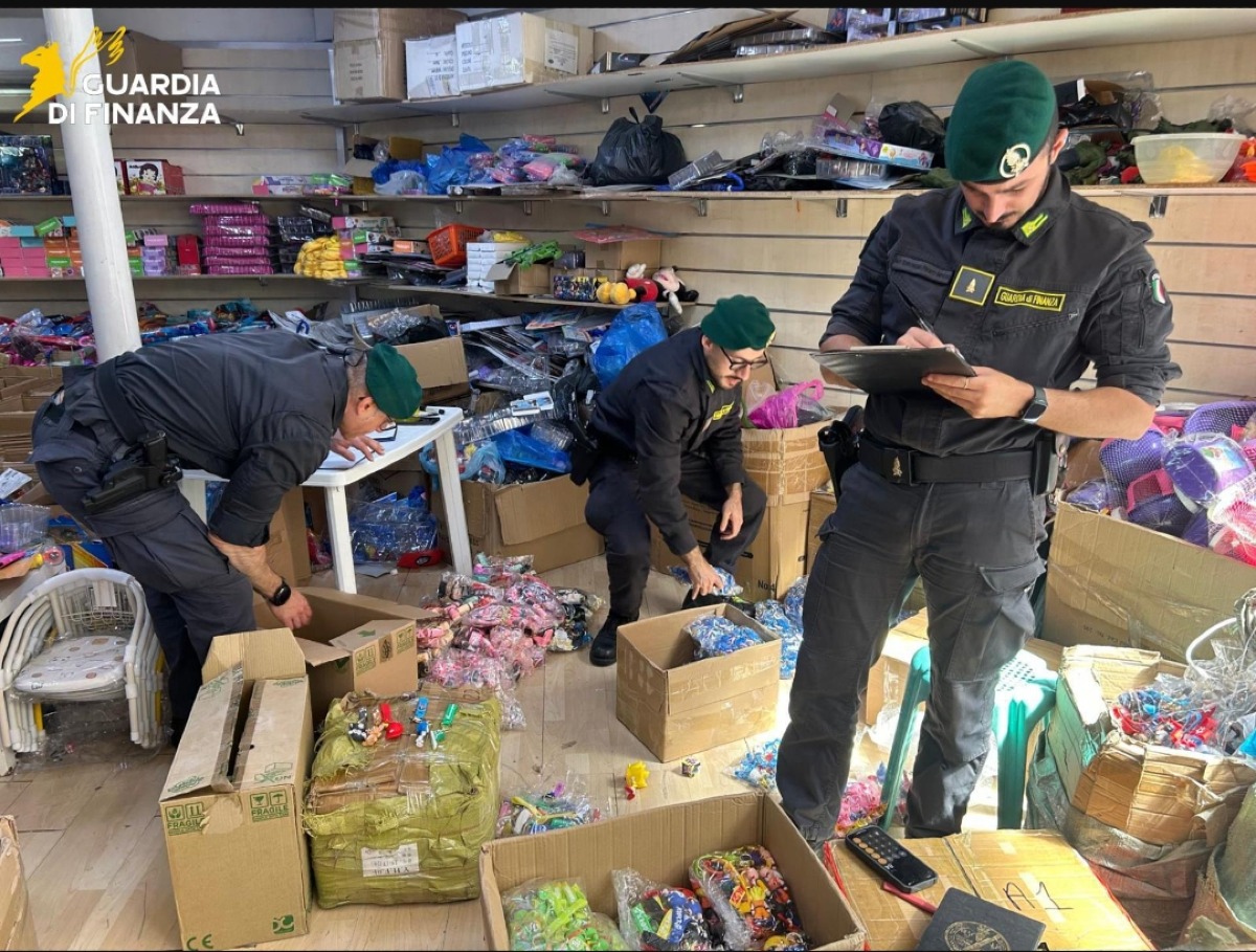 MISTERBIANCO, MAXI SEQUESTRO DI MERCE FALSA: OLTRE 62MILA PRODOTTI NEL MIRINO DELLA FINANZA - 