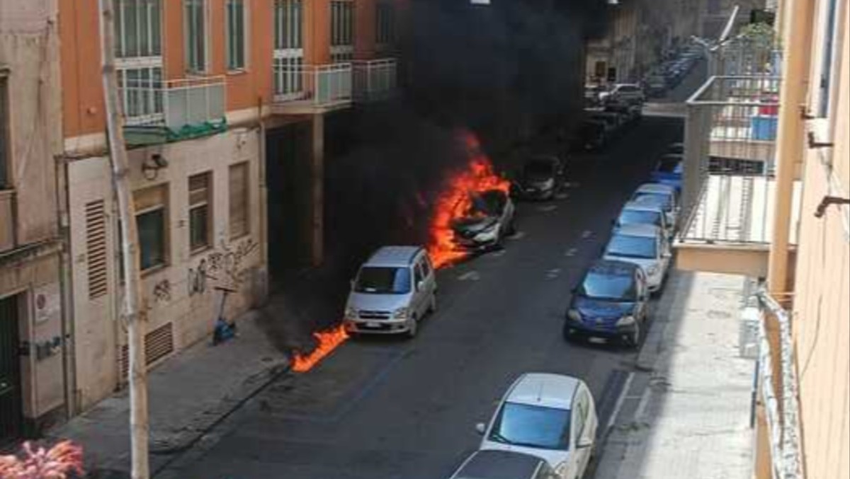 Catania, auto esplode in strada: paura tra i residenti, distrutti un veicolo e uno scooter - 