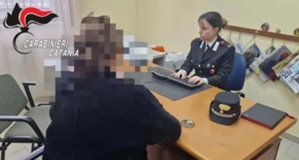 PEDARA. Vuole la carta di credito, picchia la madre: arrestato 27enne - 