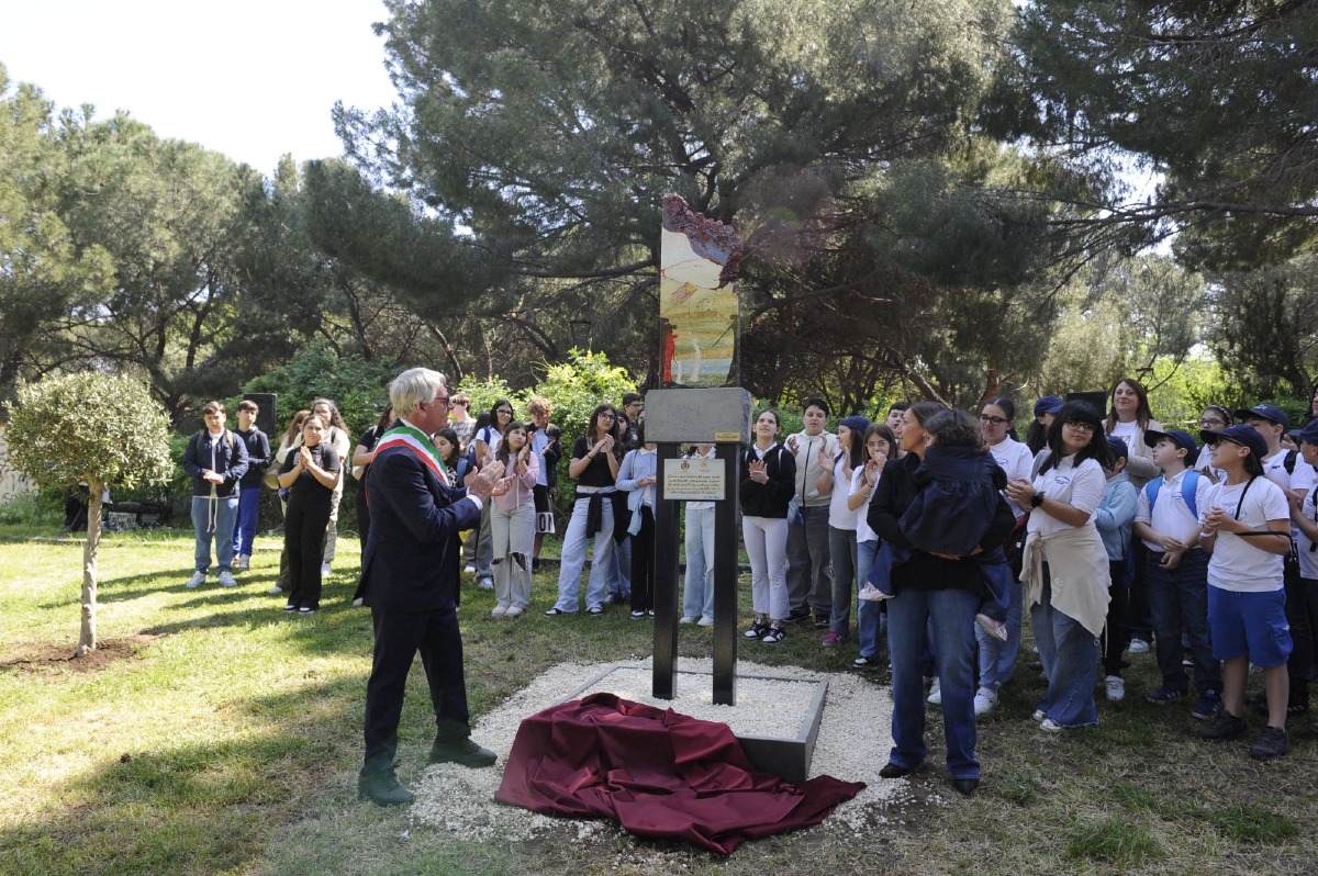 Paternò, inaugurata la stele e piantato l’ulivo in memoria dell’avv. Pippo Virgillito - 