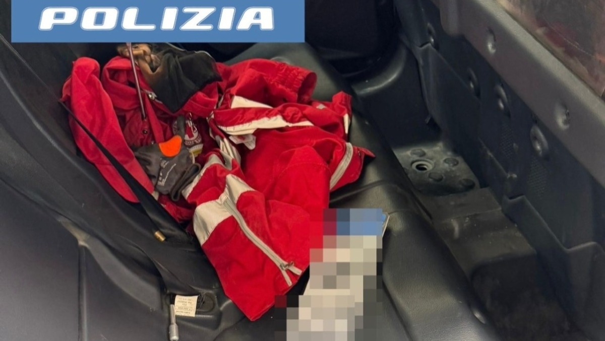Si finge soccorritore della Croce Rossa per svaligiare un appartamento: arrestato a Catania - 