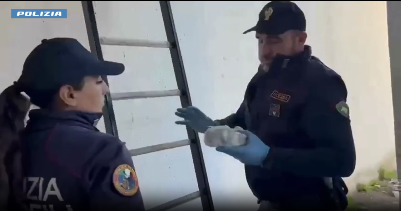 Catania, armi nascoste in un muro a Librino: trovati due fucili rubati e munizioni - 