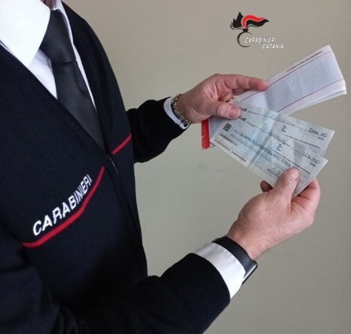 Biancavilla, truffa con assegni rubati per migliaia di euro: arrestato mentre ci riprova - 