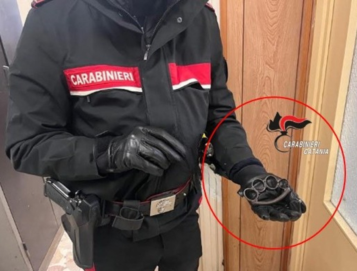 Paternò, girava con un tirapugni nel bauletto della moto: denunciato un 19enne - 