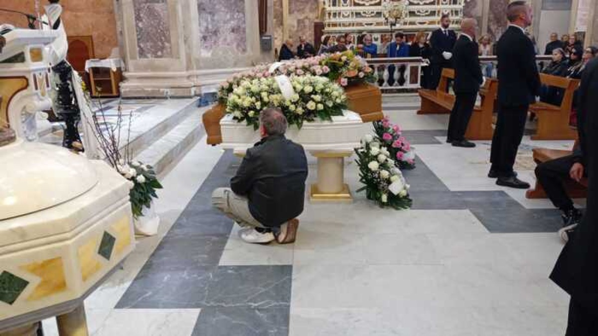 CATANZARO IN LUTTO: PADRE PORTA A SPALLA LA BARA DEL NEONATO, L’ADDIO STRAZIANTE A MADRE E FIGLI - 