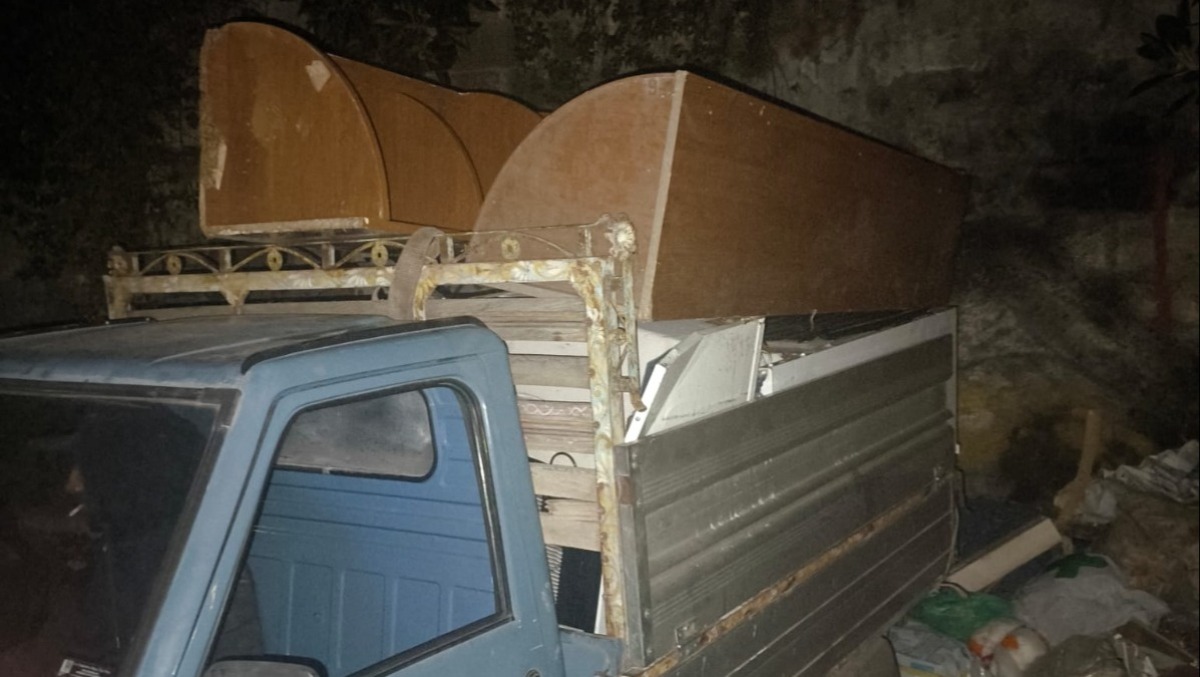 CATANIA. Sorpreso a scaricare rifiuti in strada: sequestrata Ape, 41enne denunciato e in escandescenza - 