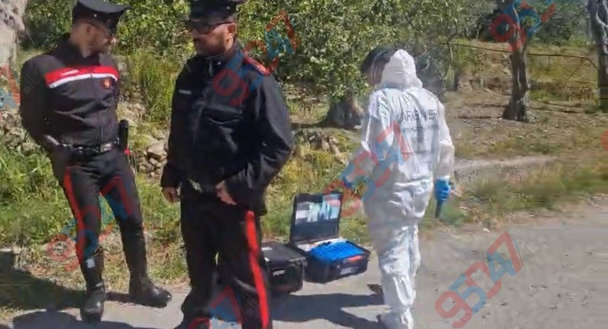 CASTIGLIONE DI SICILIA, uomo trovato morto in campagna: ferite al corpo e auto data alle fiamme, è giallo - 