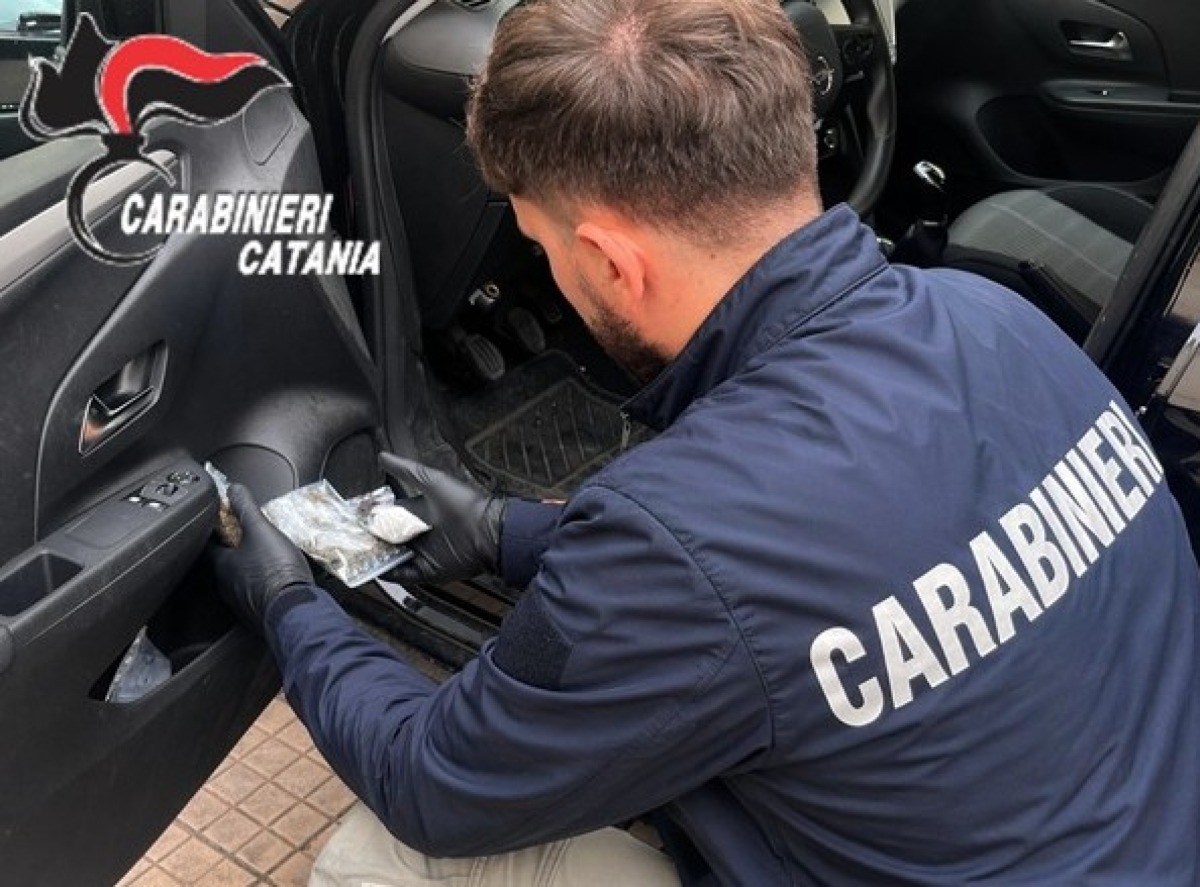  Santa Maria di Licodia. Non si fermano all’alt e tentano la fuga: bloccati dai Carabinieri con droga e denaro - 