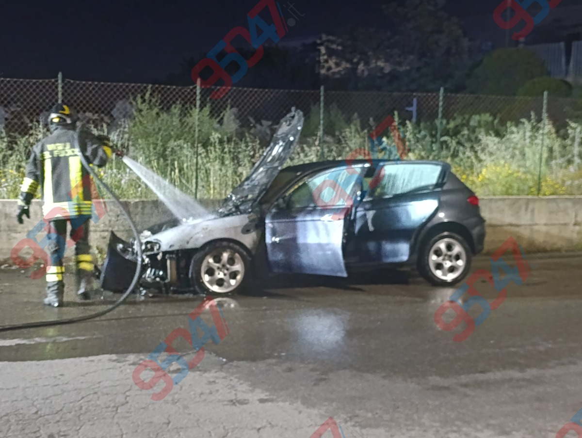 Belpasso, auto in marcia prende fuoco: paura in contrada Giaconia - 