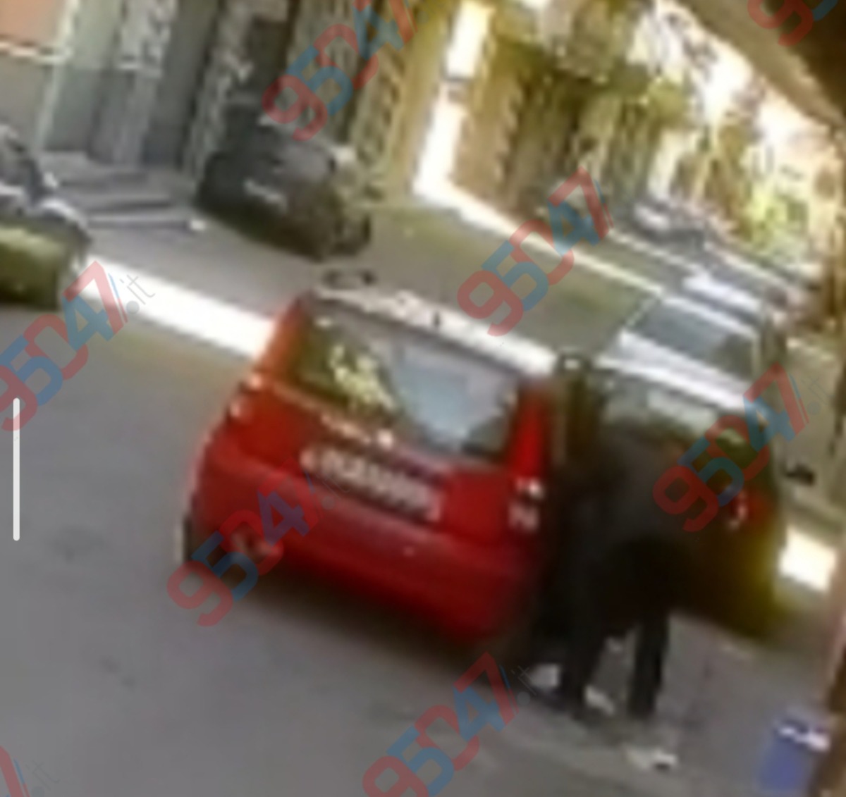 Paternò, beccato  mentre scarica rifiuti davanti alle case: caccia allo “zozzone”  - 