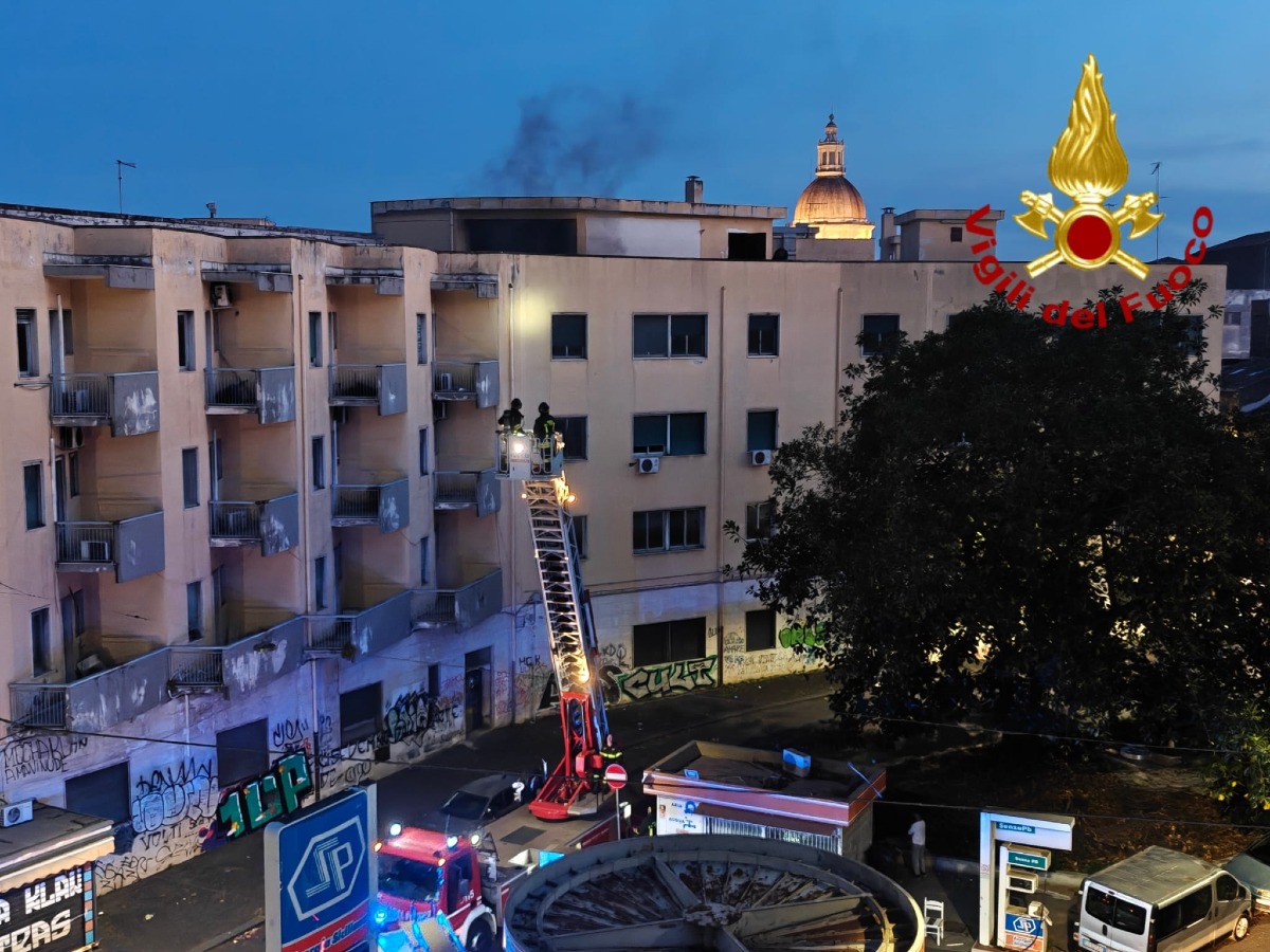 I Vigili del Fuoco sono intervenuti per un incendio all'interno dell'ospedale dismesso "Santo Bambino" - 