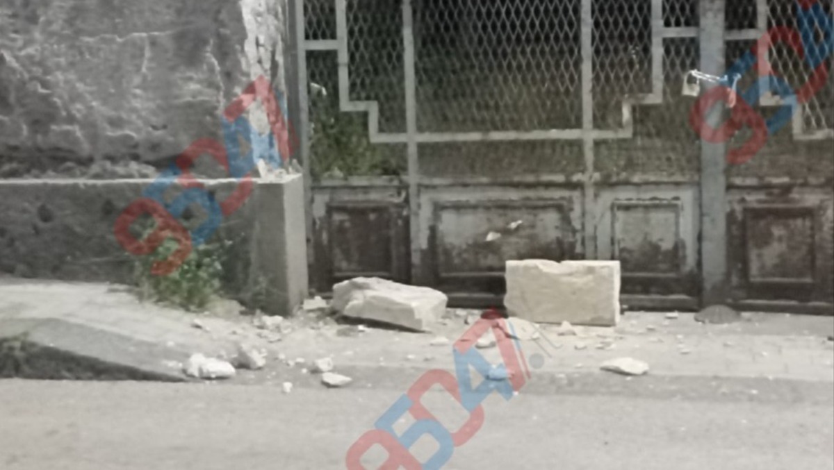 Paternò, pezzi di muro cadono in strada dall’ex ESA: paura via Canonico Renna  - 