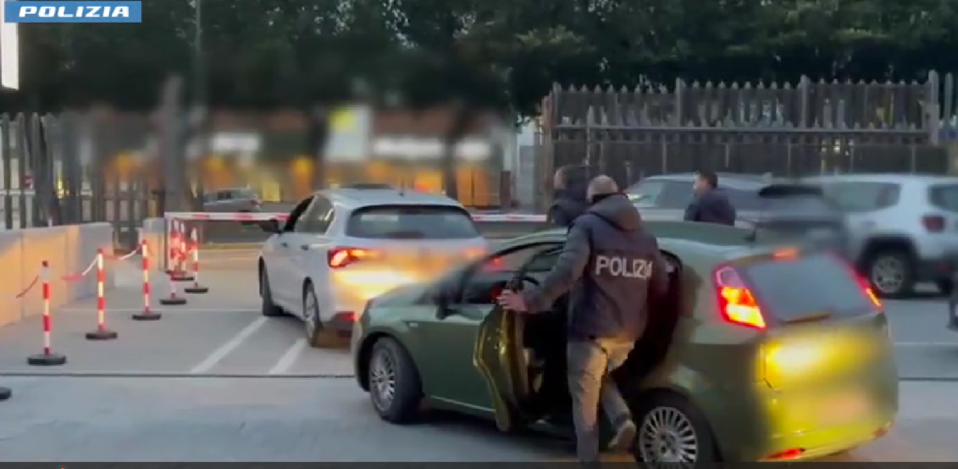 CATANIA.  CONSEGNANO A DOMICILIO ALCUNE BOTTIGLIE D’ACQUA E NE APPROFITTANO PER RUBARE UNA COLLANA - 