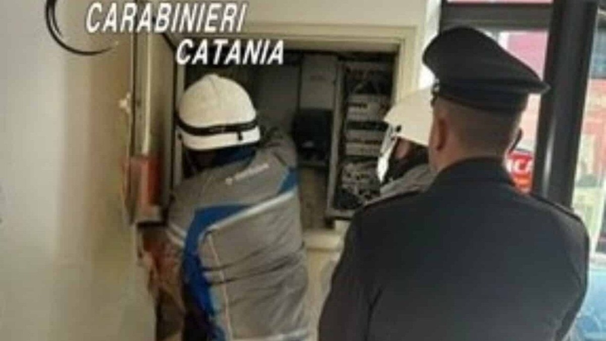 CATANIA, PANINOTECA “ATTACCATA” ALLA RETE: RUBAVA CORRENTE SENZA CONTRATTO, DENUNCIATO TITOLARE - 