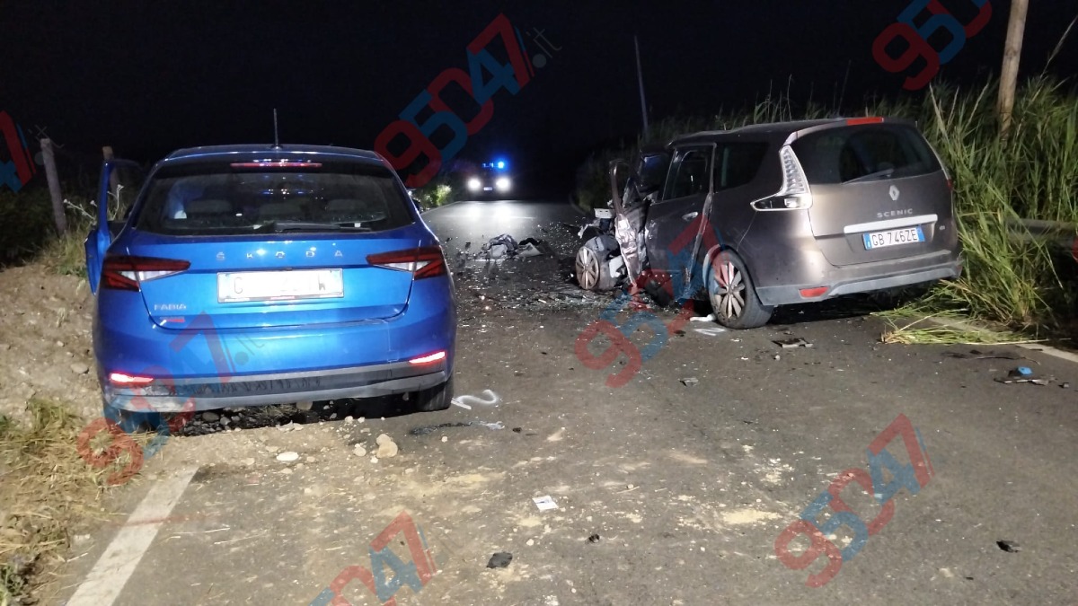 🔴 AGGIORNAMENTO. Motta Sant’Anastasia, scontro frontale Audi-Skoda: due feriti gravi   - 