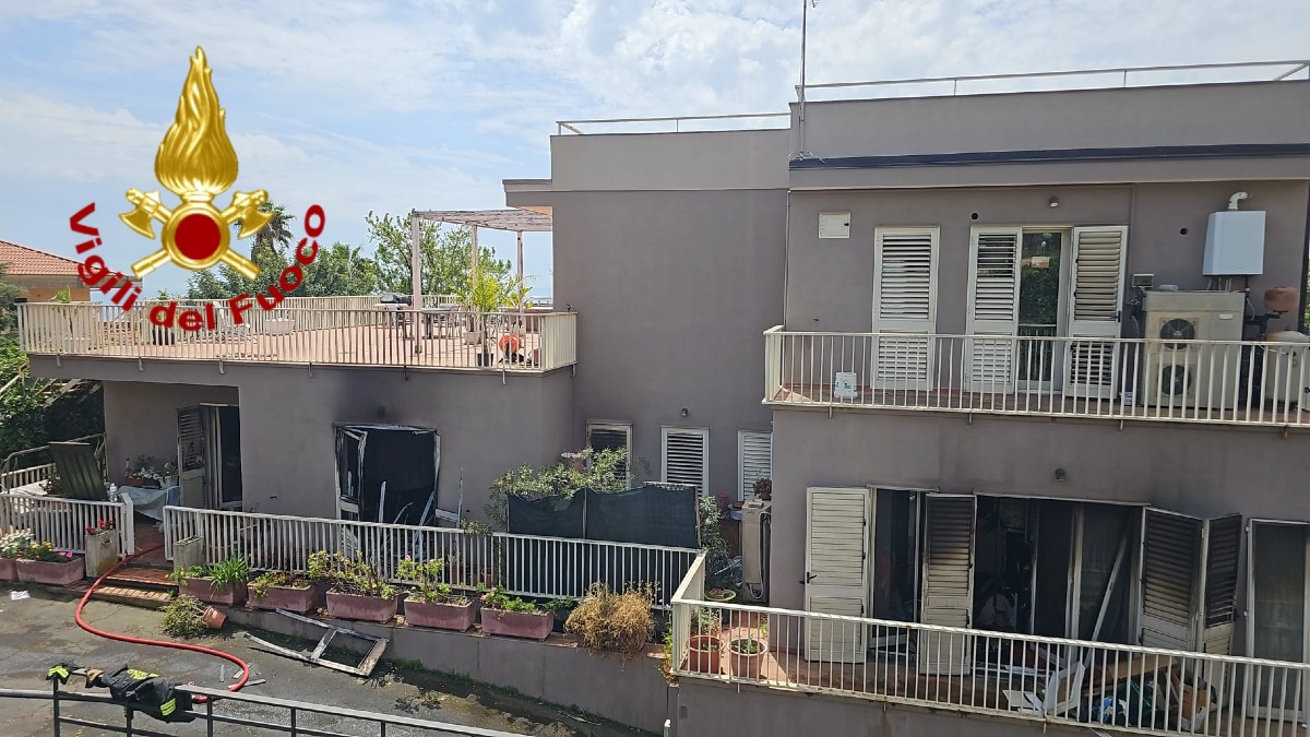 San Gregorio, palazzina in fiamme: persone salvate, paura per le bombole di gas - 