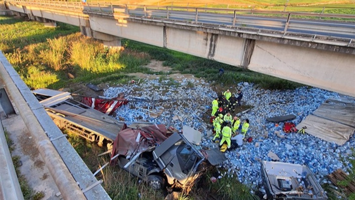🚨 AGGIORNAMENTO – A19, TIR PRECIPITA DA UN CAVALCAVIA: AUTOSTRADA CHIUSA TUTTA LA NOTTE VERSO PALERMO - 