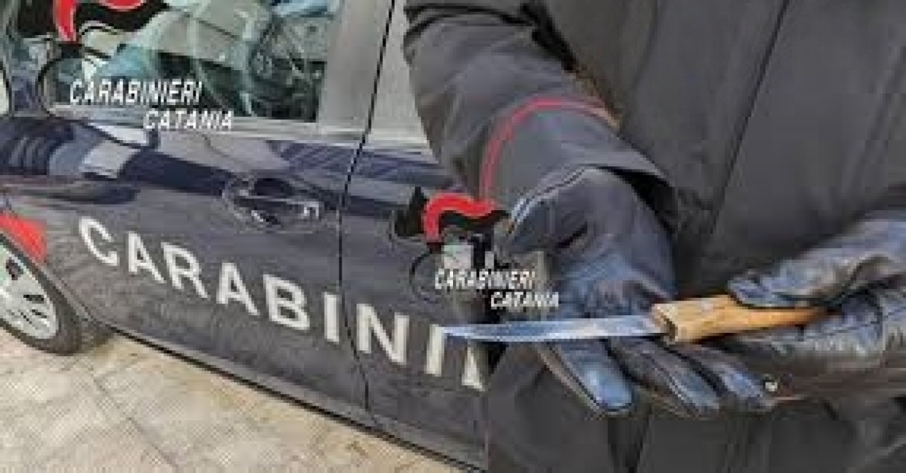 PATERNO’, GIRAVA CON COLTELLO A SERRAMANICO: 20ENNE DENUNCIATO DAI CARABINIERI - 