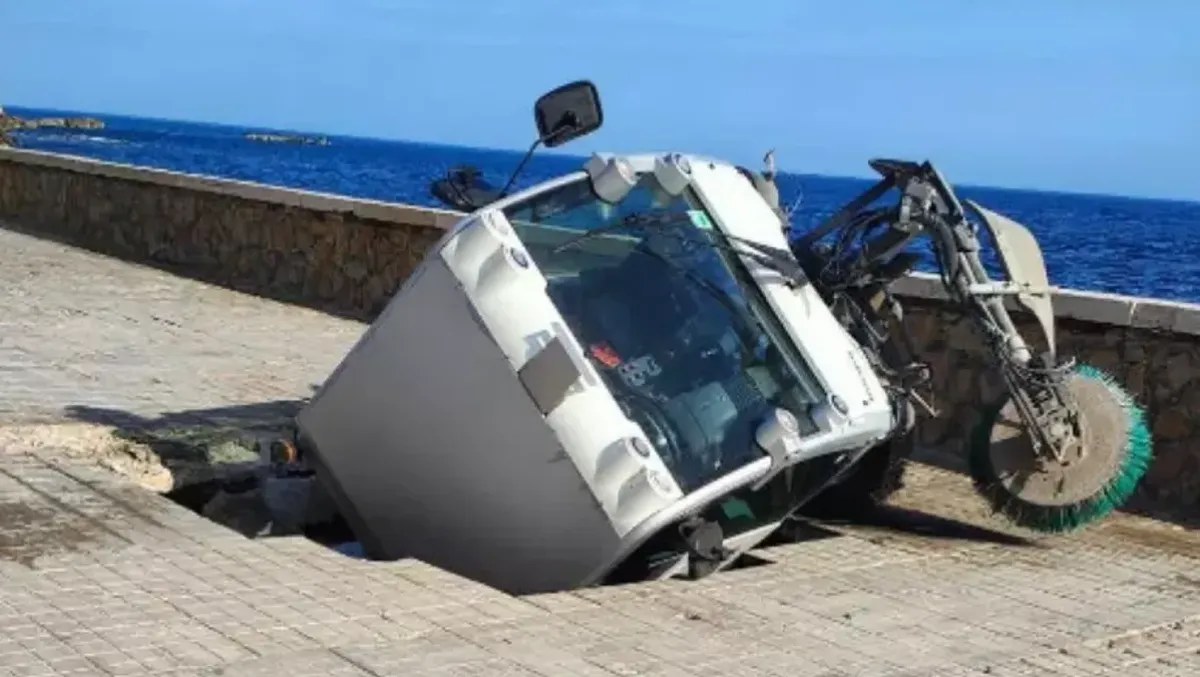 Trapani, paura sul lungomare: si apre una voragine e inghiotte un mezzo, sfiorata la tragedia - 