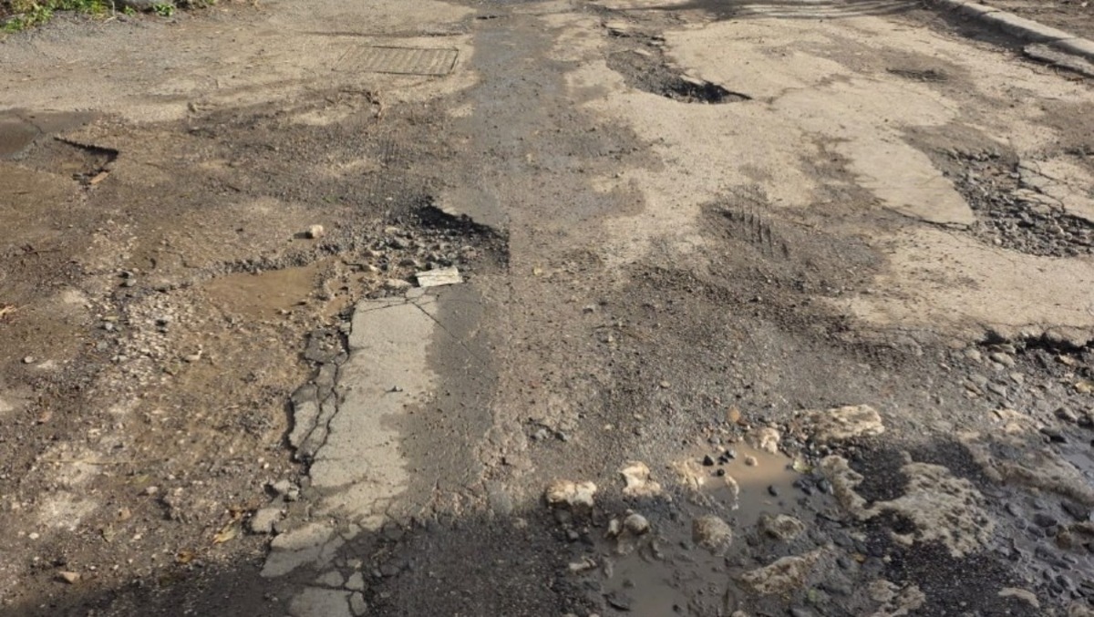 Segnalazione da Sferro: strade impraticabili, auto a rischio tra buche e fango - 