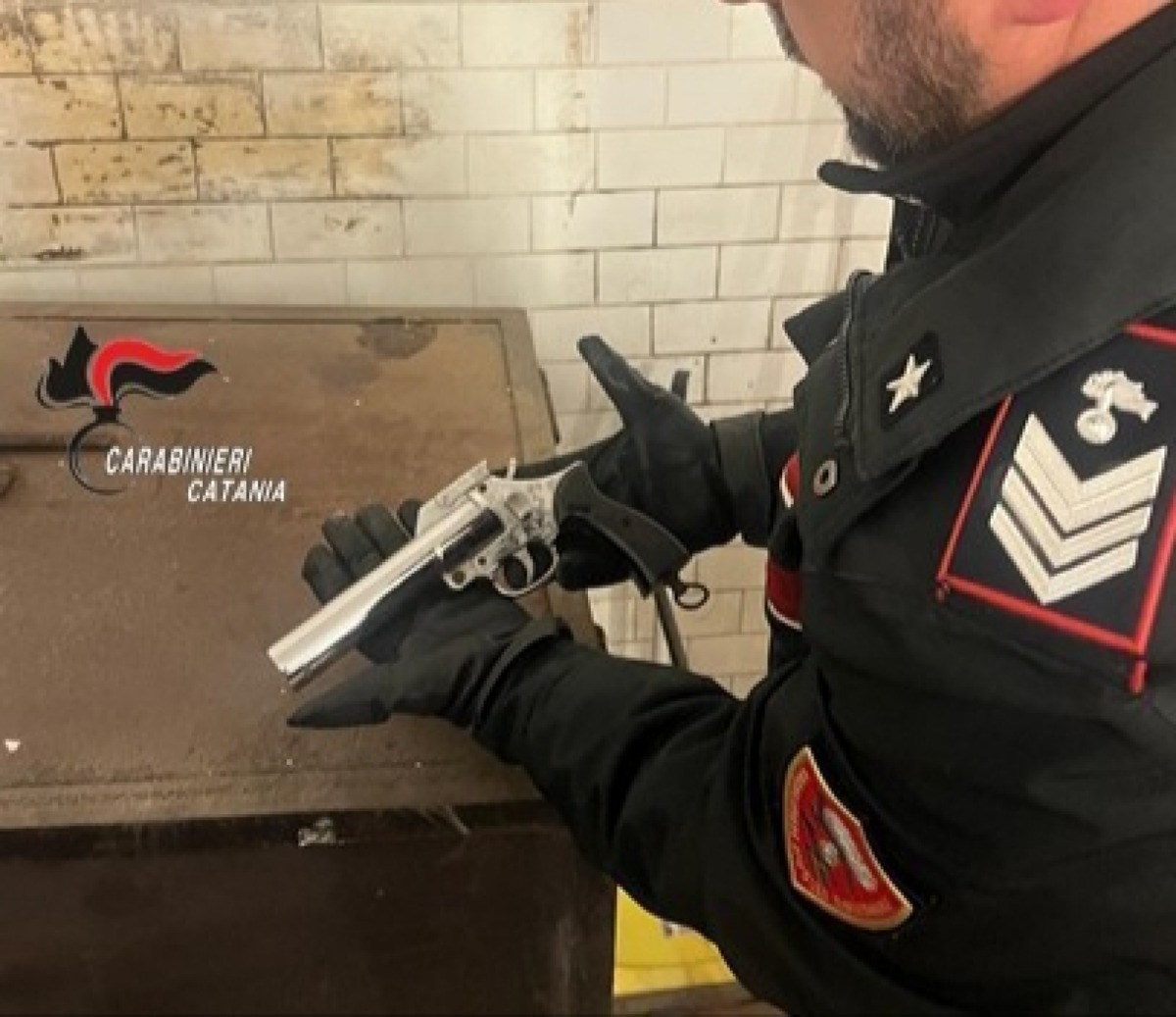 Belpasso, vede i Carabinieri e nasconde la pistola: esce con una ramazza per depistare, denunciato - 