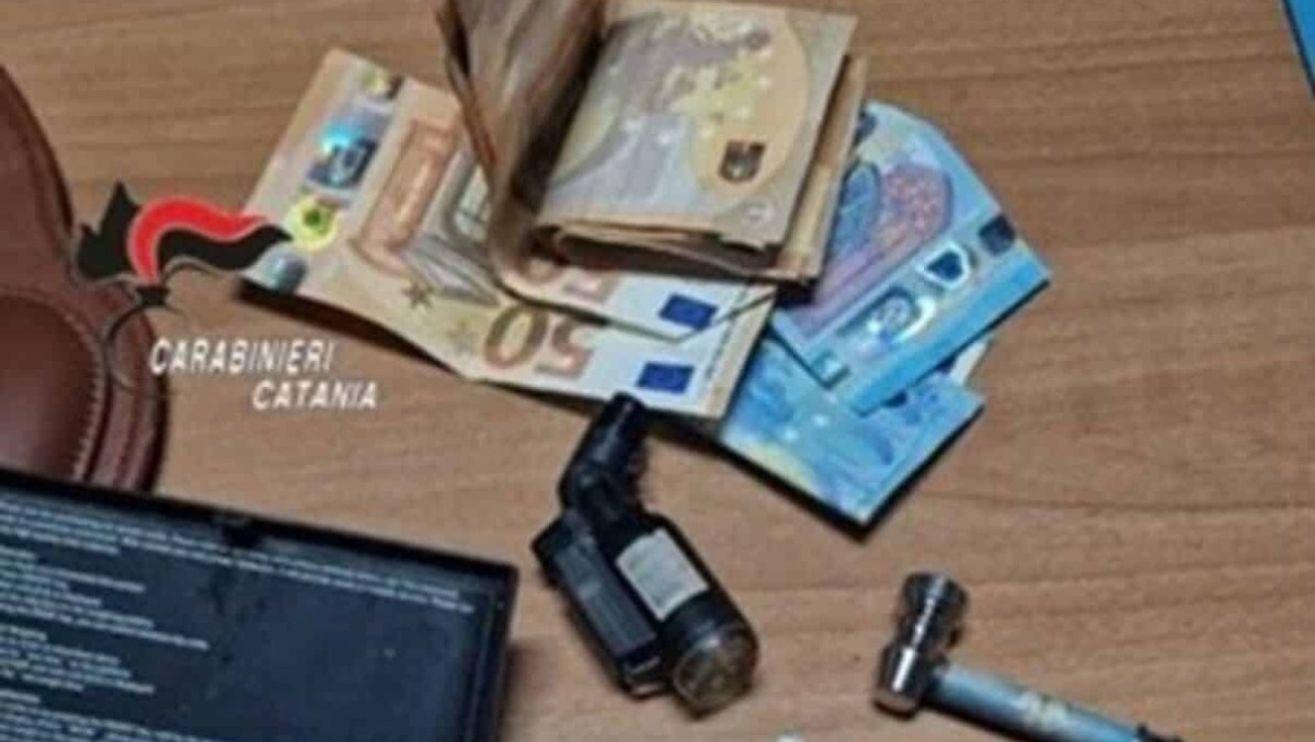Sant’Agata Li Battiati, fermato con droga e coltello a scatto: denunciato 36enne - 